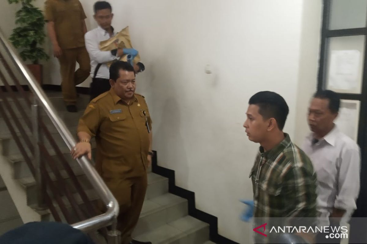 OTT Sekretaris DPKPP Kabupaten Bogor, polisi sita empat kantong uang