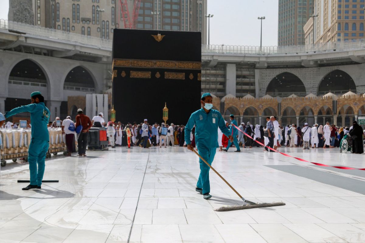 Masjidil Haram dan Masjid Nabawi kembali dibuka usai sterilisasi