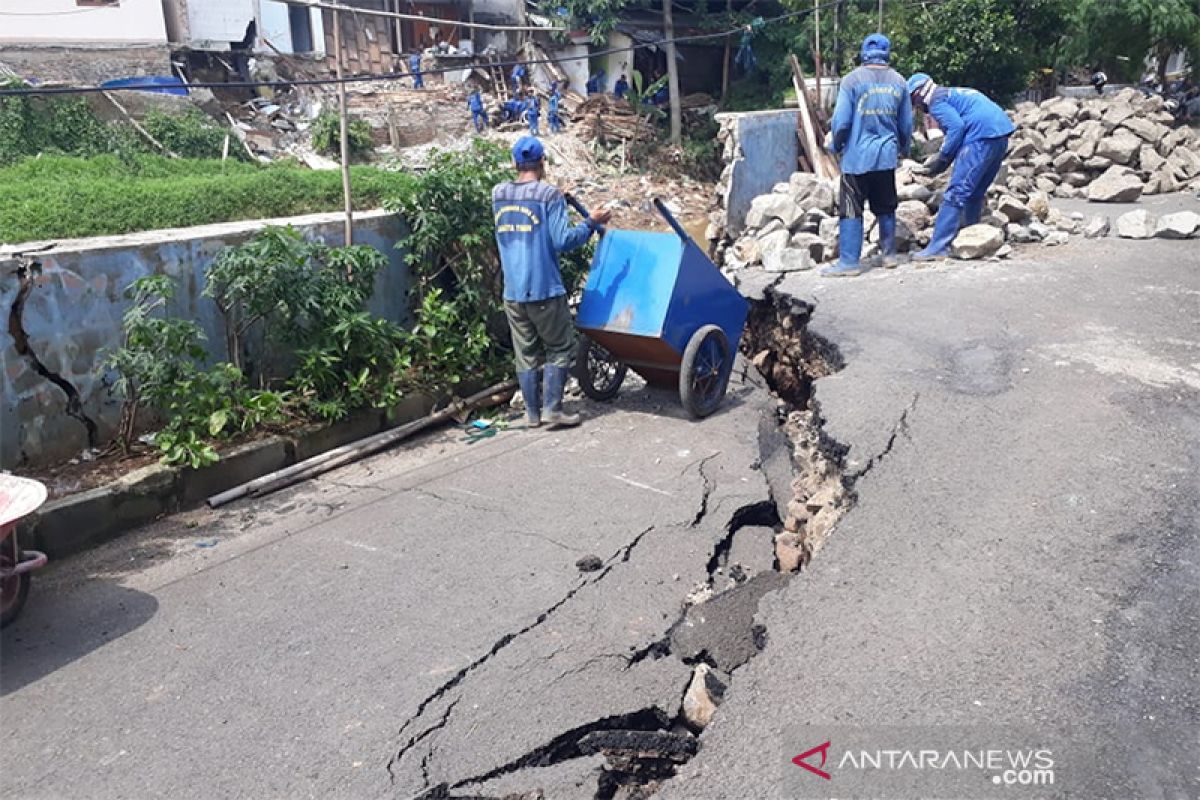 Jalan lingkungan Kebon Manggis amblas akibat erosi Sungai Ciliwung