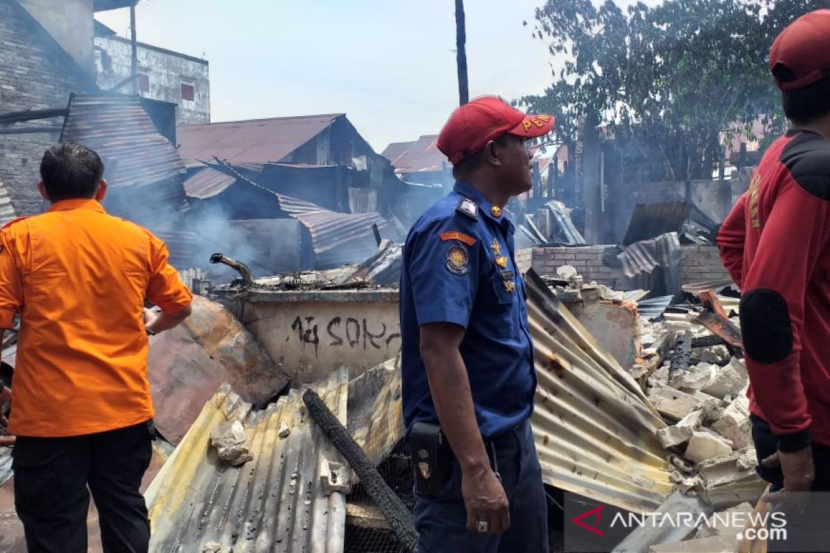 Kebakaran hanguskan lima rumah di pusat kota Tanjung Pandan Belitung