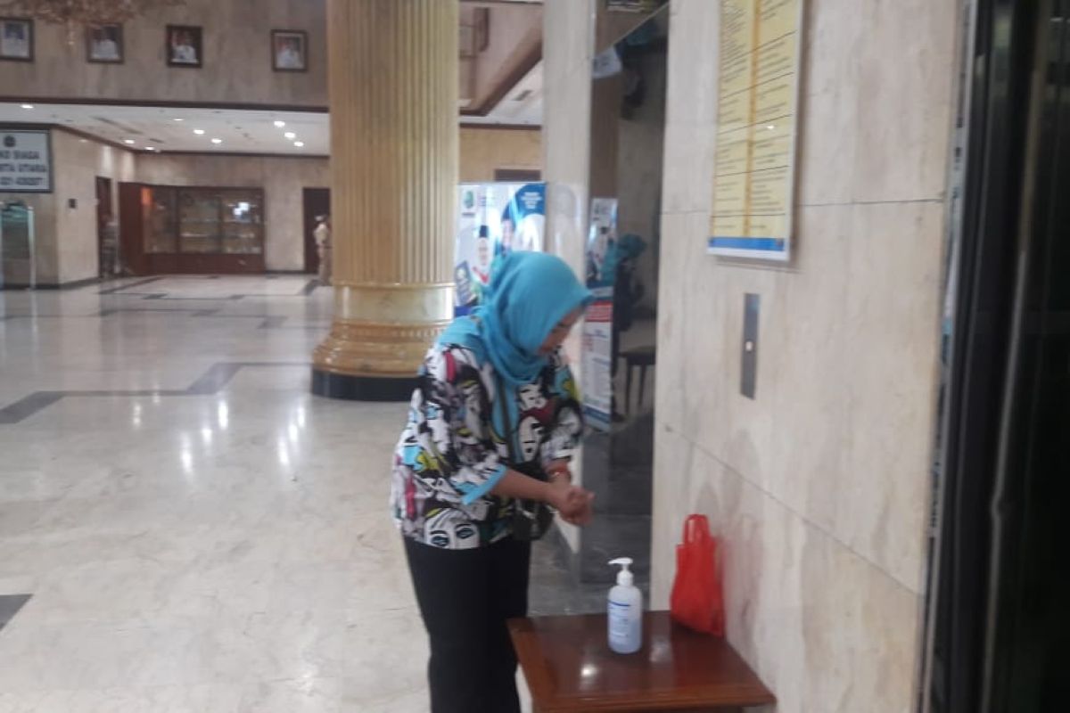 Kantor Walikota Jakut sediakan cairan antiseptik antisipasi corona