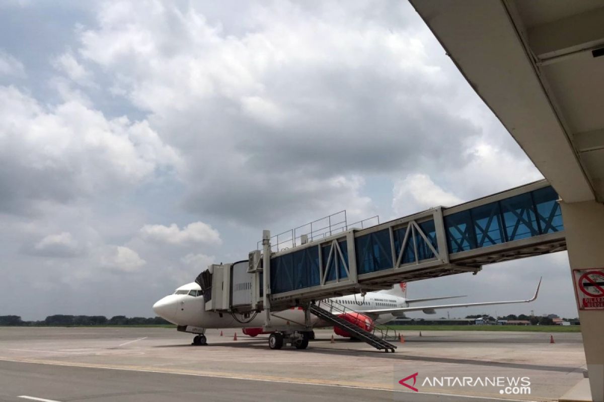 Hujan abu Merapi, Bandara Adi Soemarmo ditutup sementara