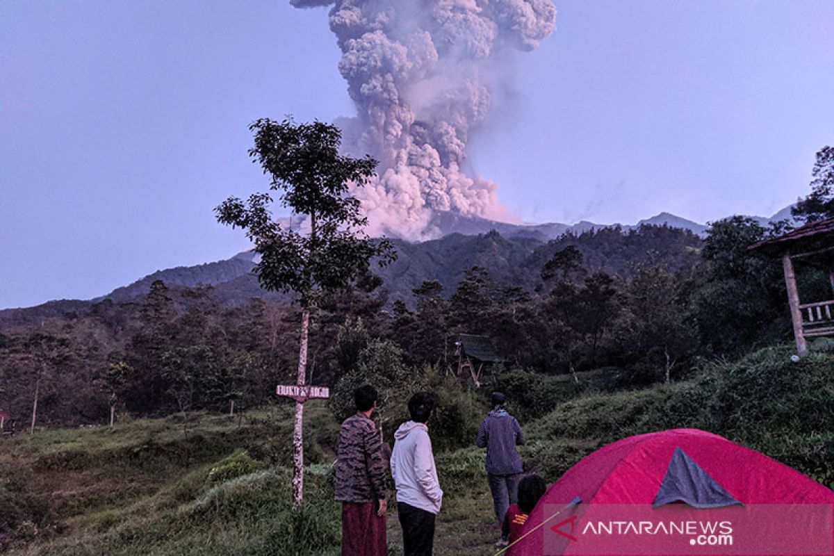 Sejumlah truk tambang sempat panik saat erupsi Gunung Merapi