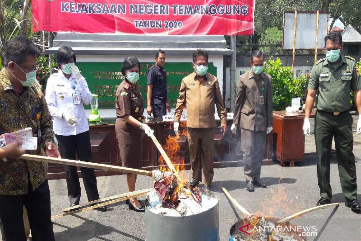 Kejari Temanggung musnahkan 48.000 bungkus rokok ilegal