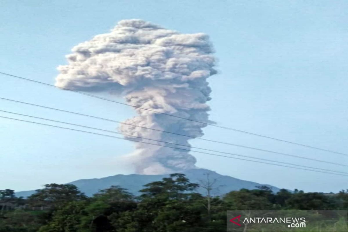 Gunung Merapi erupsi dengan ketinggian kolom asap 6.000 meter