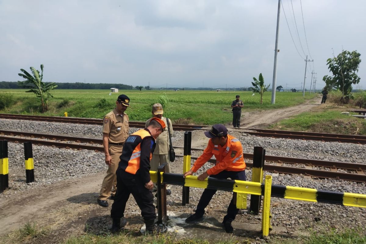 Daop Madiun normalisasi perlintasan sebidang tak berizin