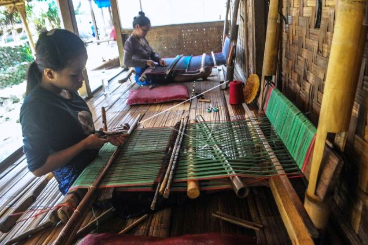 Produksi Kain Tenun Khas Baduy