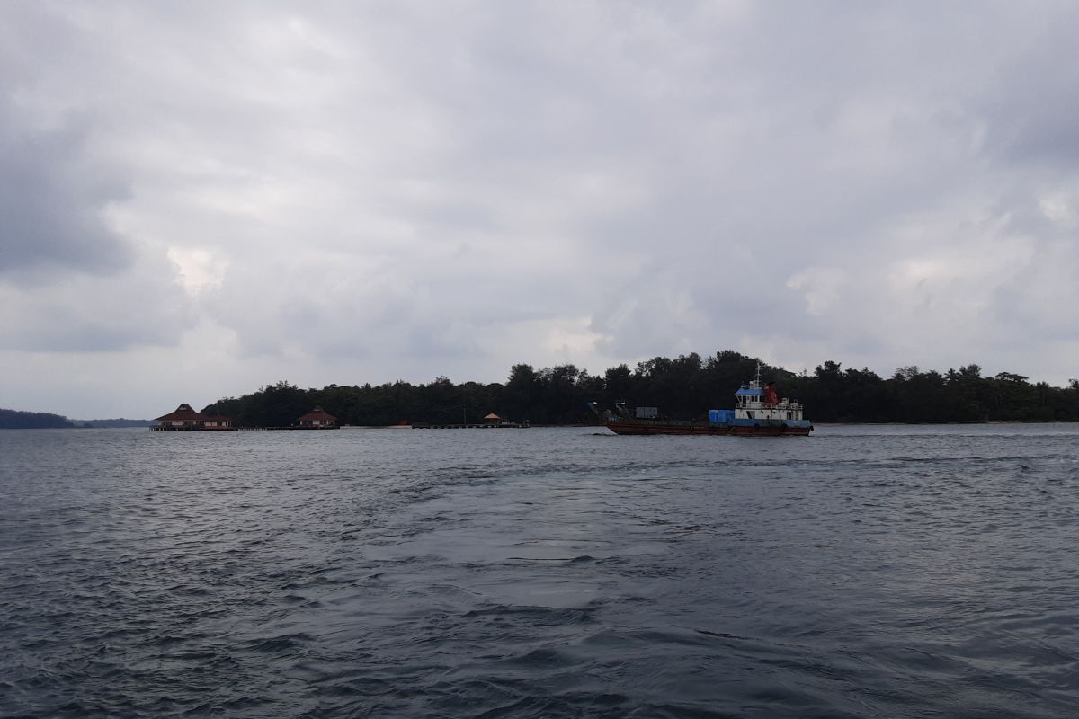 Kogasgabpad datangkan tongkang bawa logistik di Pulau Sebaru