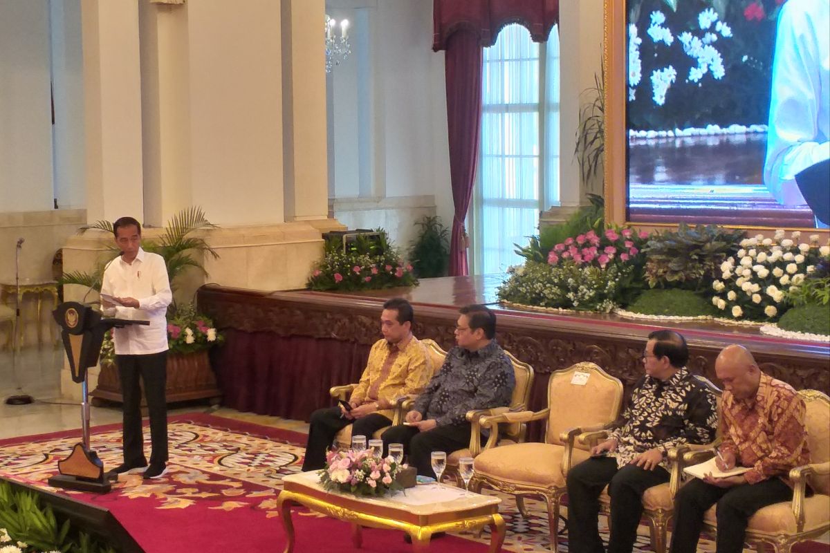 Presiden  Jokowi minta Kemendag pastikan stok barang mencukupi jelang Ramadhan