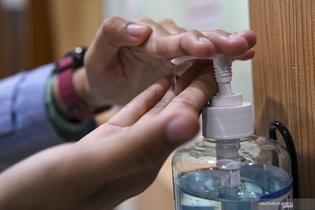 Menggunakan 'hand sanitizer' berlebihan justru berisiko terinfeksi corona
