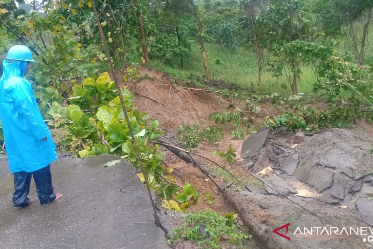 Longsor memutus satu jalan antardusun di Monano-Gorontalo Utara