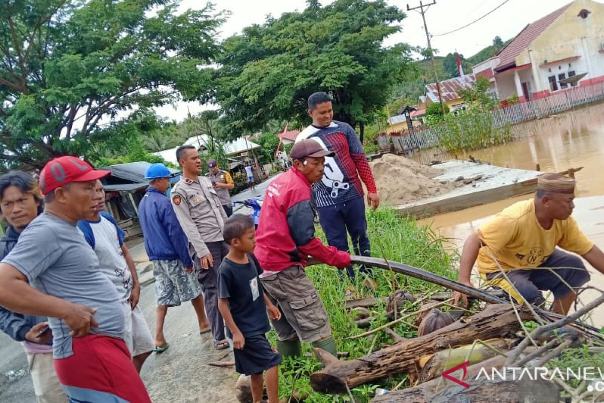 Legislator Gorontalo Utara turun bersihkan saluran lokasi banjir