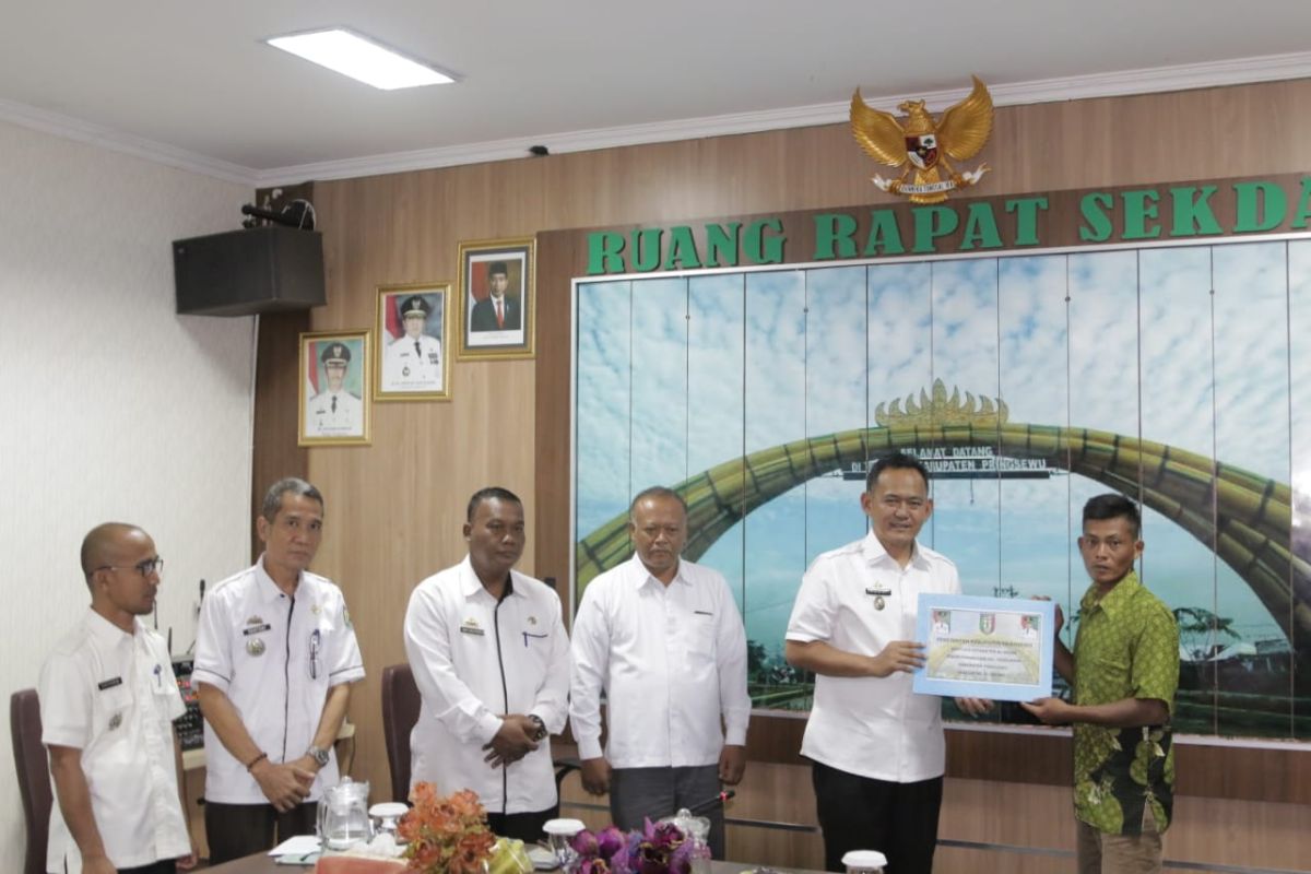 Wabup Pringsewu serahkan bantuan hibah ke pondok pesantren dan ormas