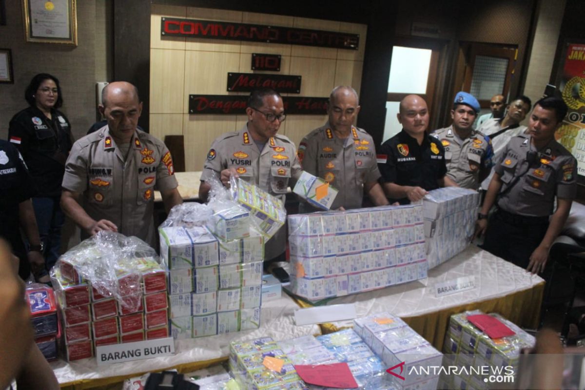 Polisi kenakan wajib lapor mahasiswi penimbun masker di Tanjung Duren