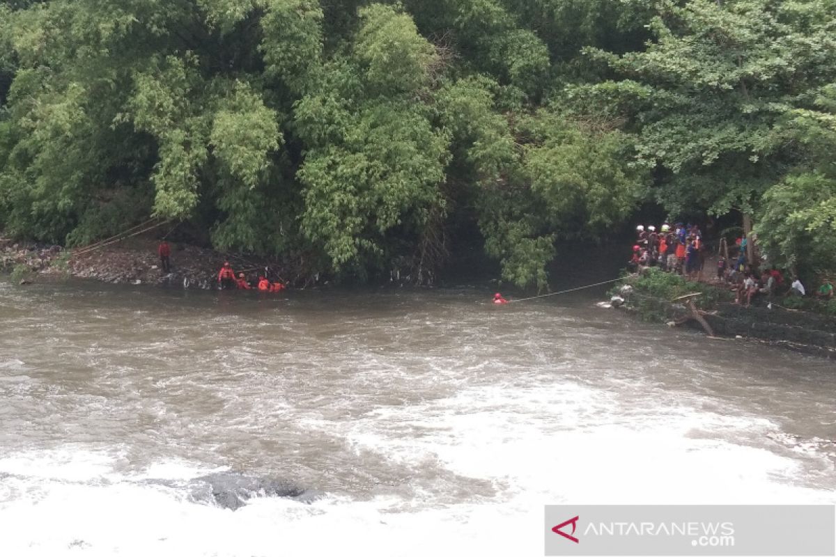 Tim SAR gabungan cari warga diduga hanyut di tempuran Sungai Opak-Code