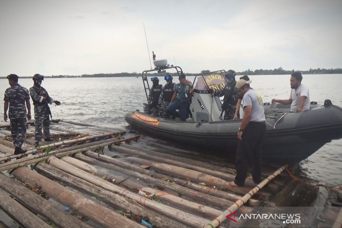 TNI AL temukan 1.400 batang kayu tak bertuan di Sungai Kapuas