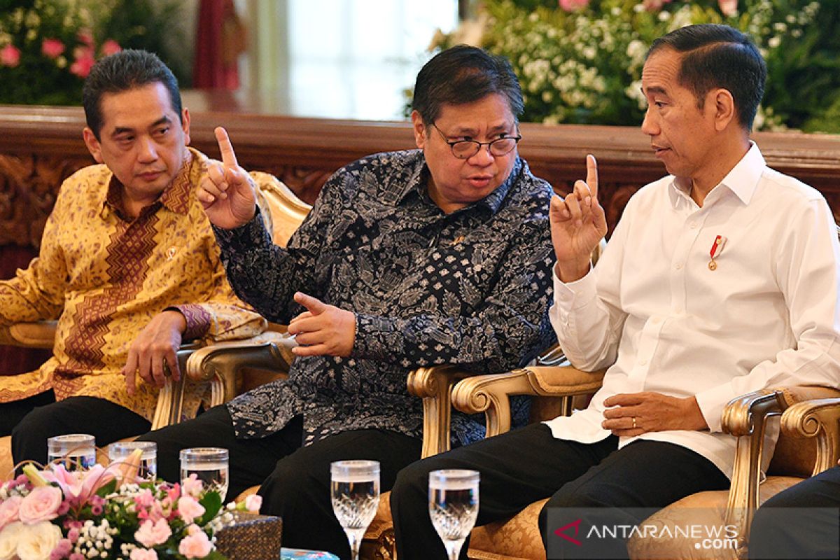 Presiden Jokowi perintahkan Kemendag pastikan stok bahan pangan cukup