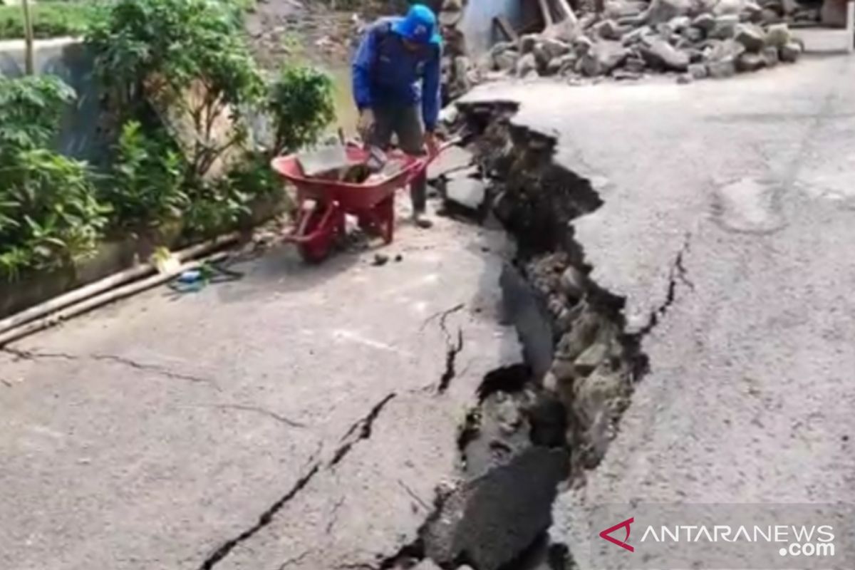 Jaktim cegah jalan amblas Matraman meluas dengan beronjong