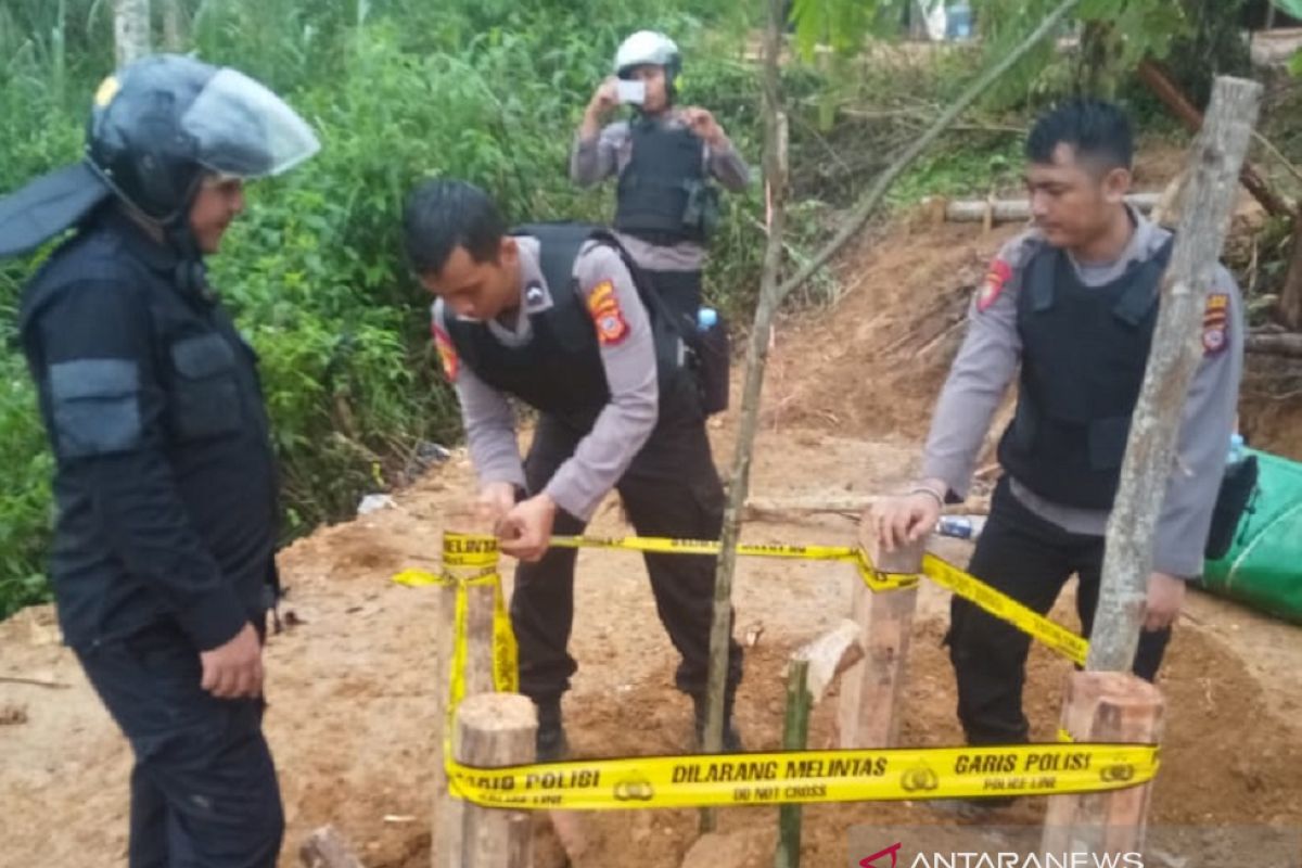 Polres Sukabumi tutup belasan tambang emas ilegal di Simpenan