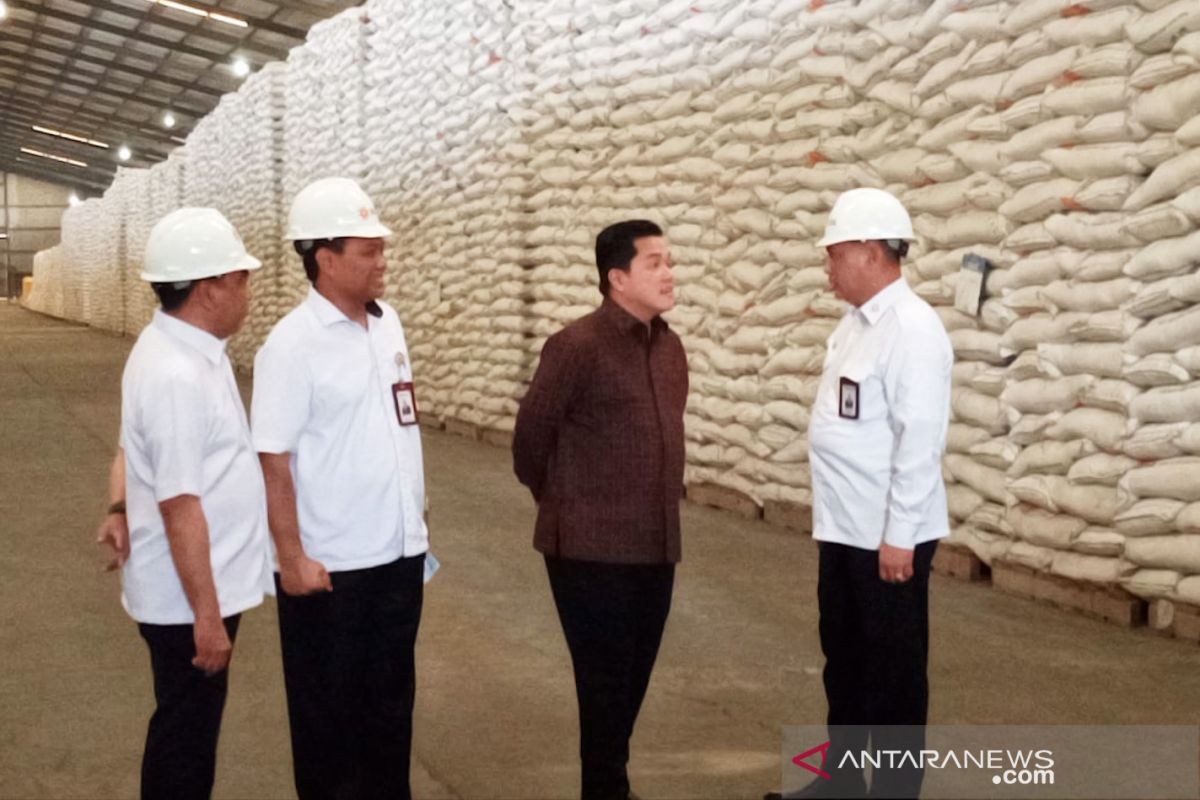 Tinjau gudang Bulog, Erick Thohir: Stok beras aman sampai Lebaran