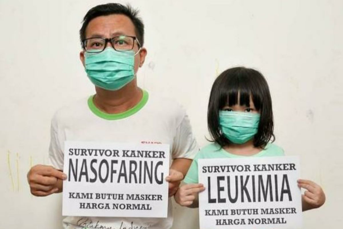 Ayah dan anak penyintas kanker resah akibat harga masker 