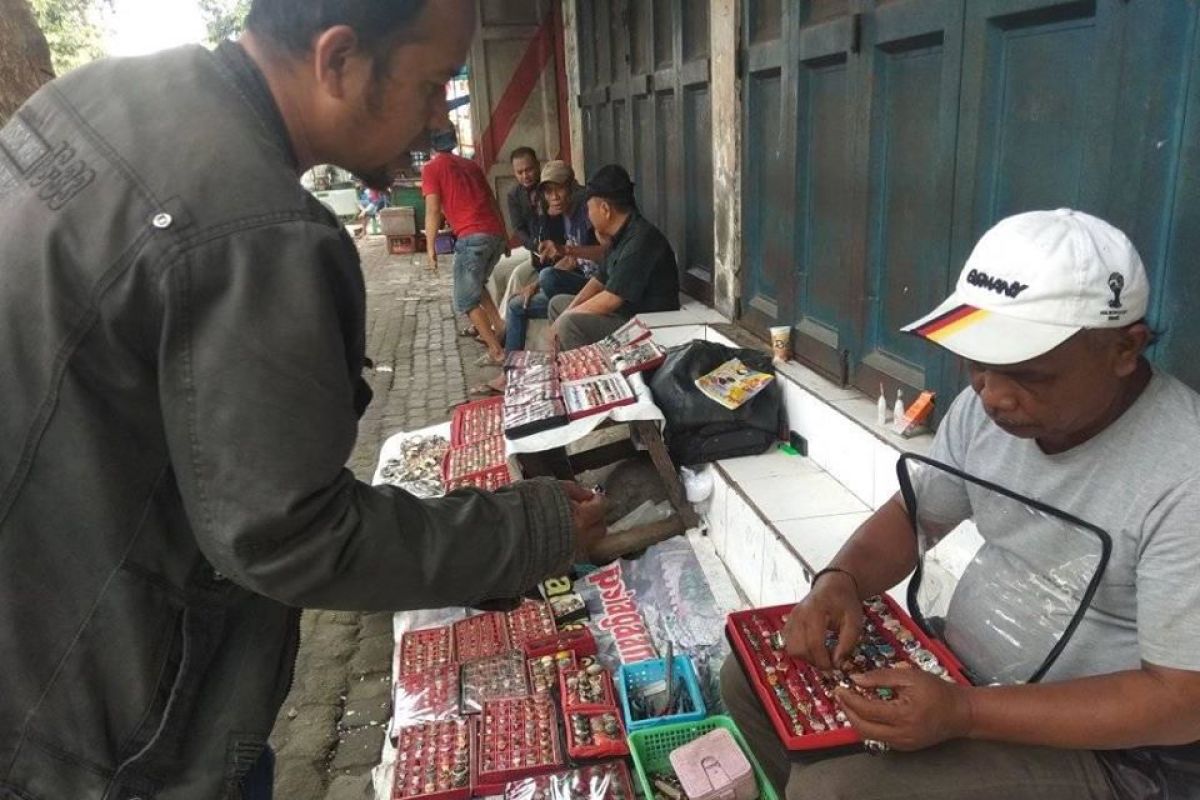 Pedagang batu akik Pasar Rangkasbitung kembali ramai