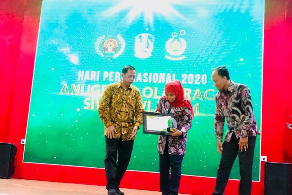 Gubernur Jatim Khofifah terima "special award" dari SIWO PWI