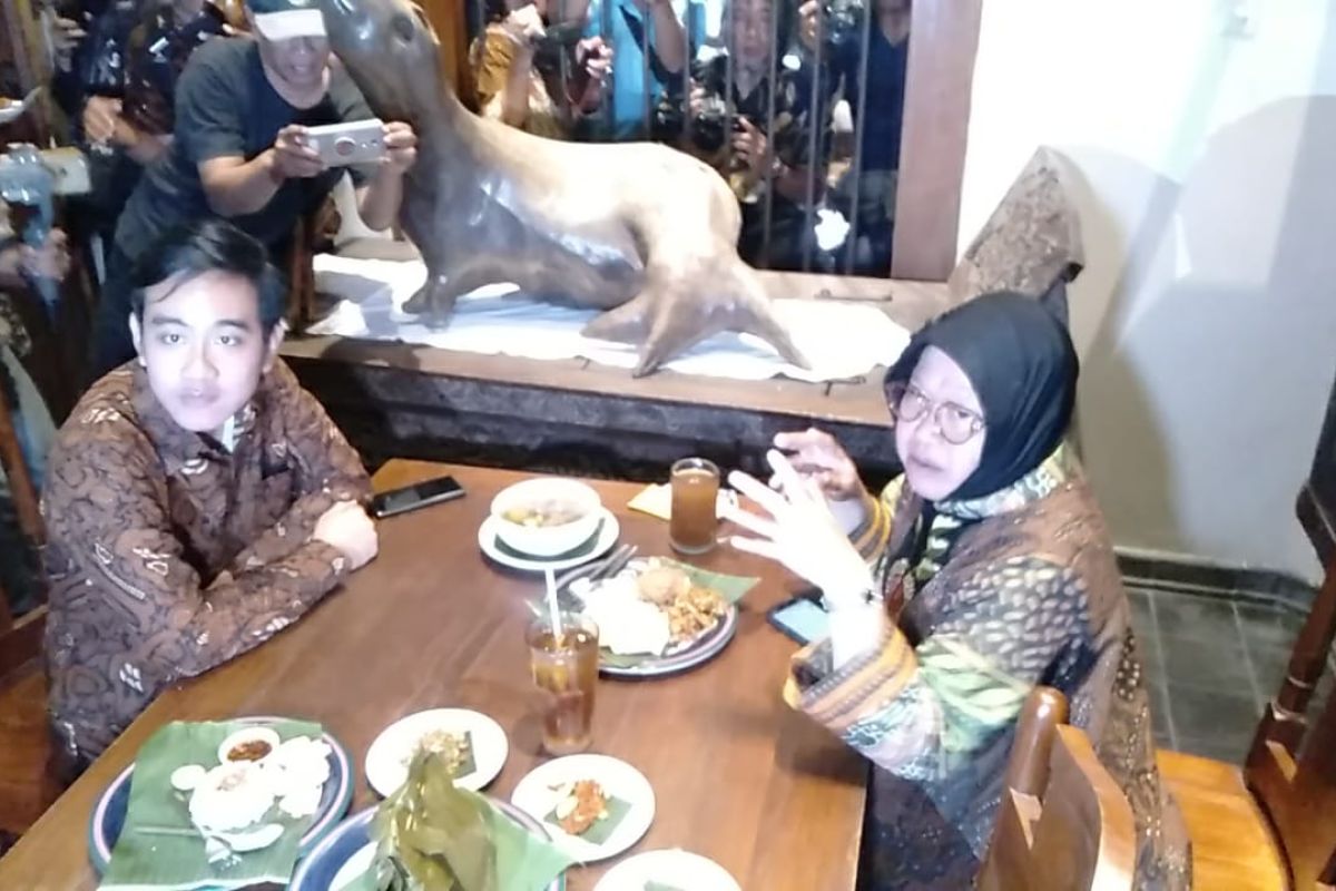 Risma semangati Gibran sambil santap pecel bareng di Solo