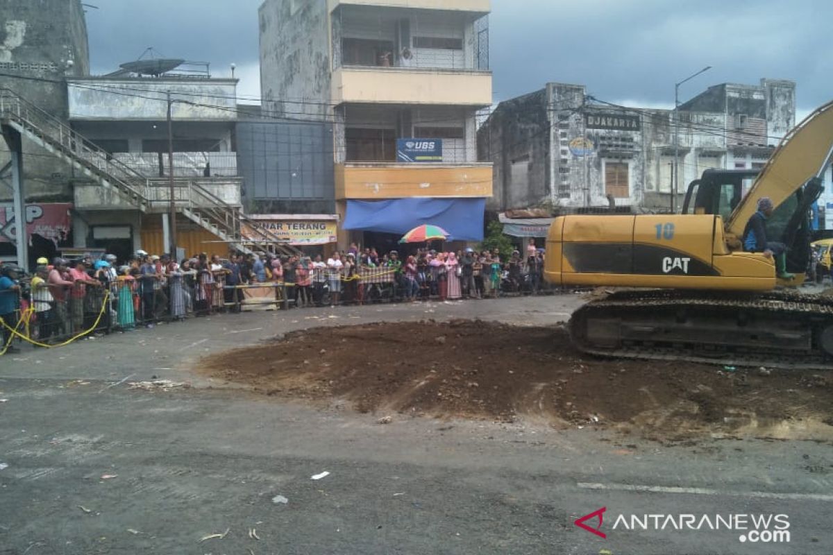 Warga Jember diimbau tidak mendekati lokasi perobohan ruko