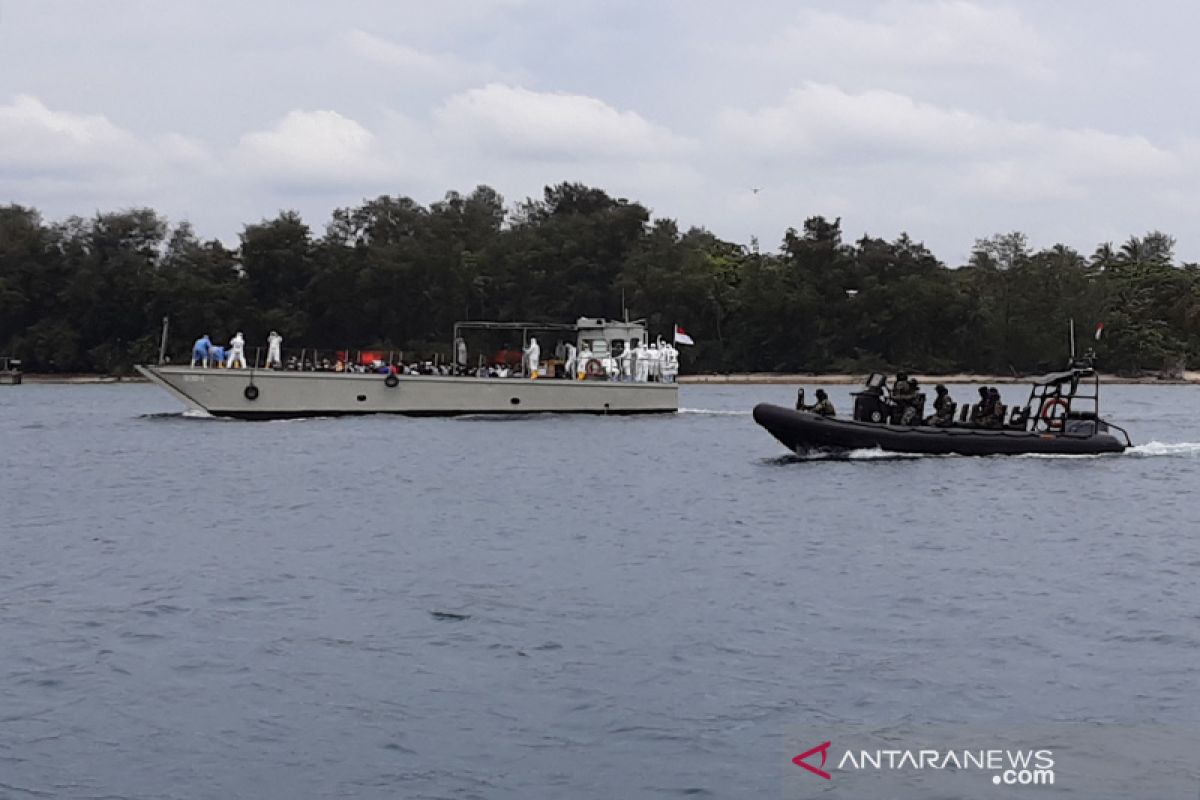 ABK Kapal Diamond Princess diturunkan dari KRI dr Soeharso-990