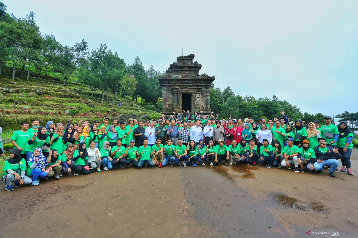 Candi Gedongsongo lereng Gunung Ungaran ditanami akar wangi