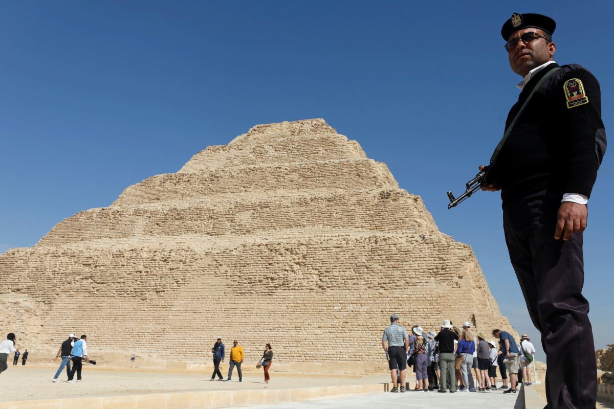 Saat kosong kunjungan turis,  piramida Mesir didesinfektan