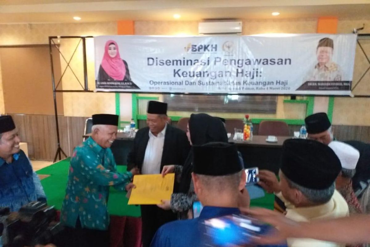 Abu Nawas dihadiahi umrah gratis saat mengikuti sosialisasi keuangan haji di Pesisir Selatan