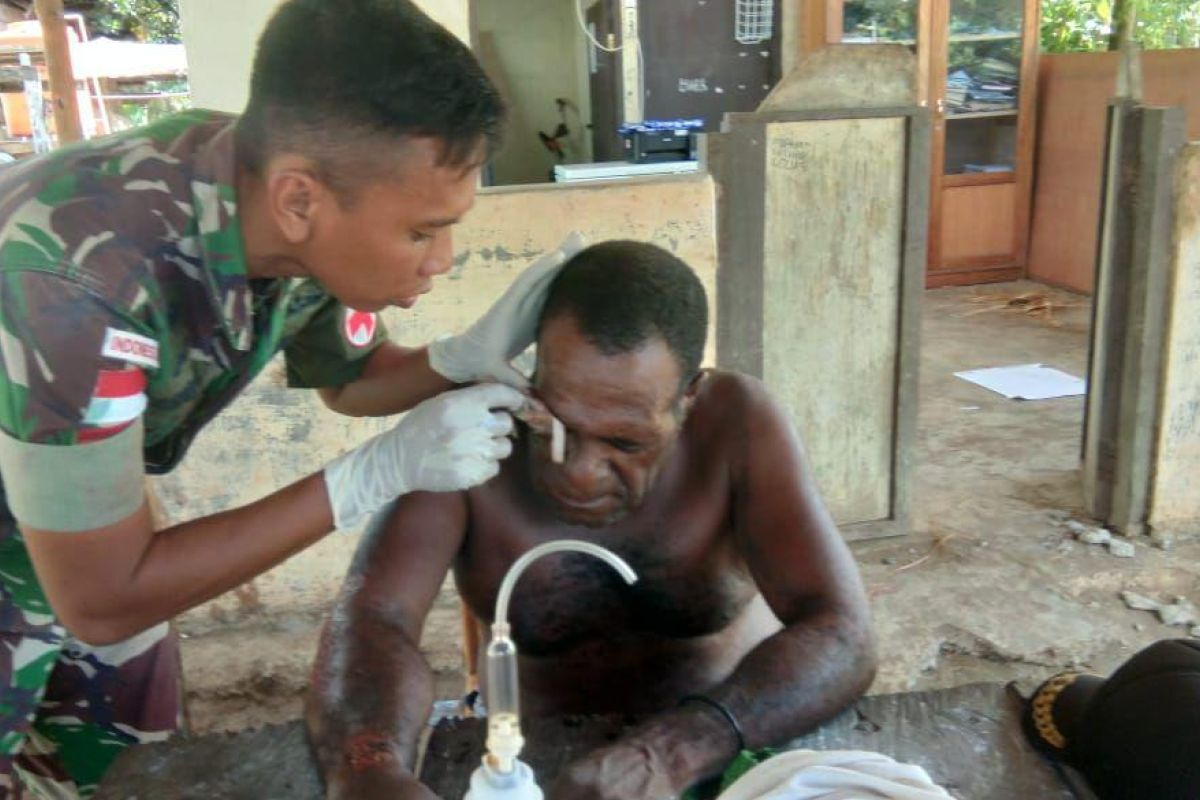 Prajurit TNI beri pengobatan warga pelosok Kampung Rotea Sarmi