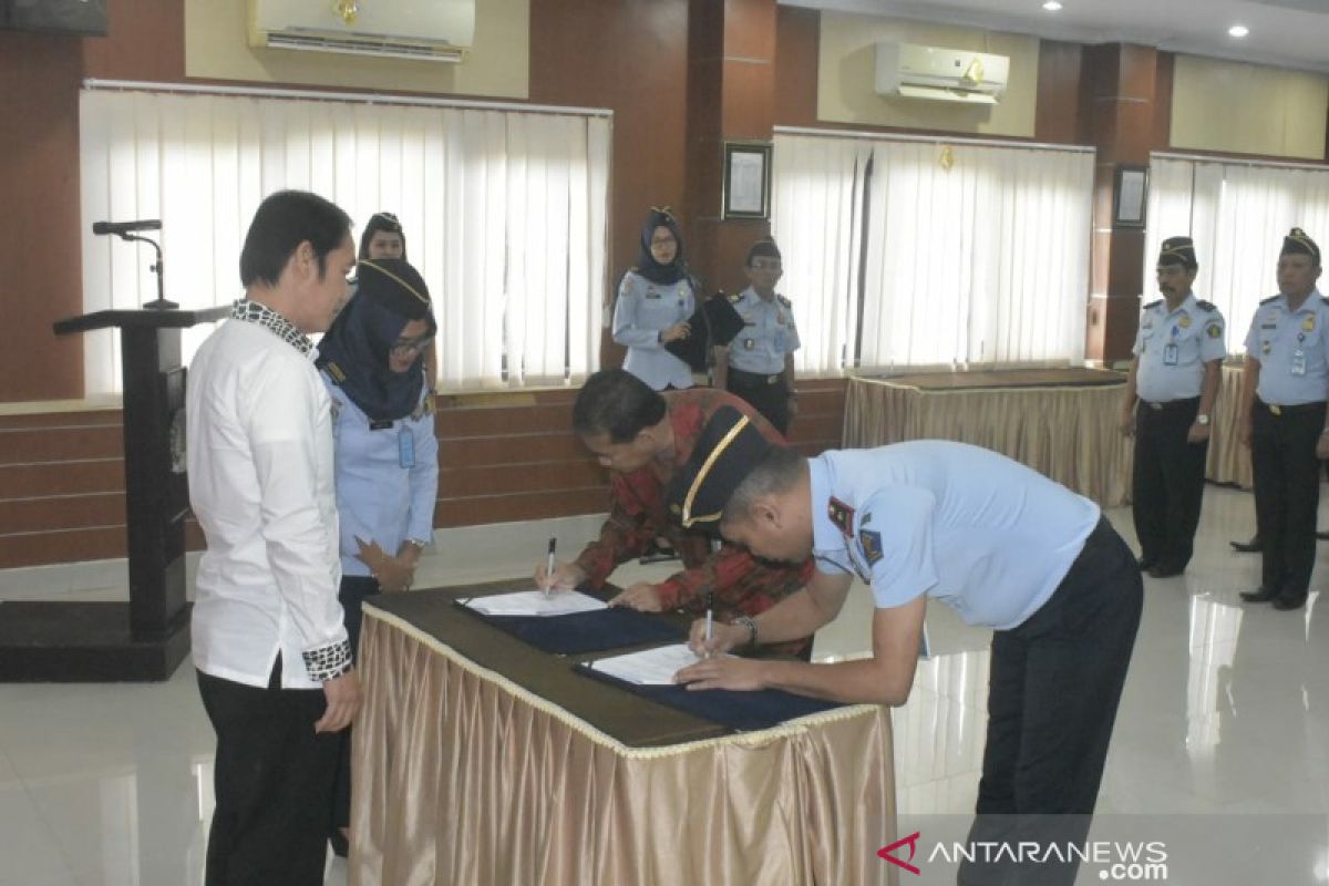 Kanim Kendari taken MoU bersama PT Pos Indonesia soal PNPB