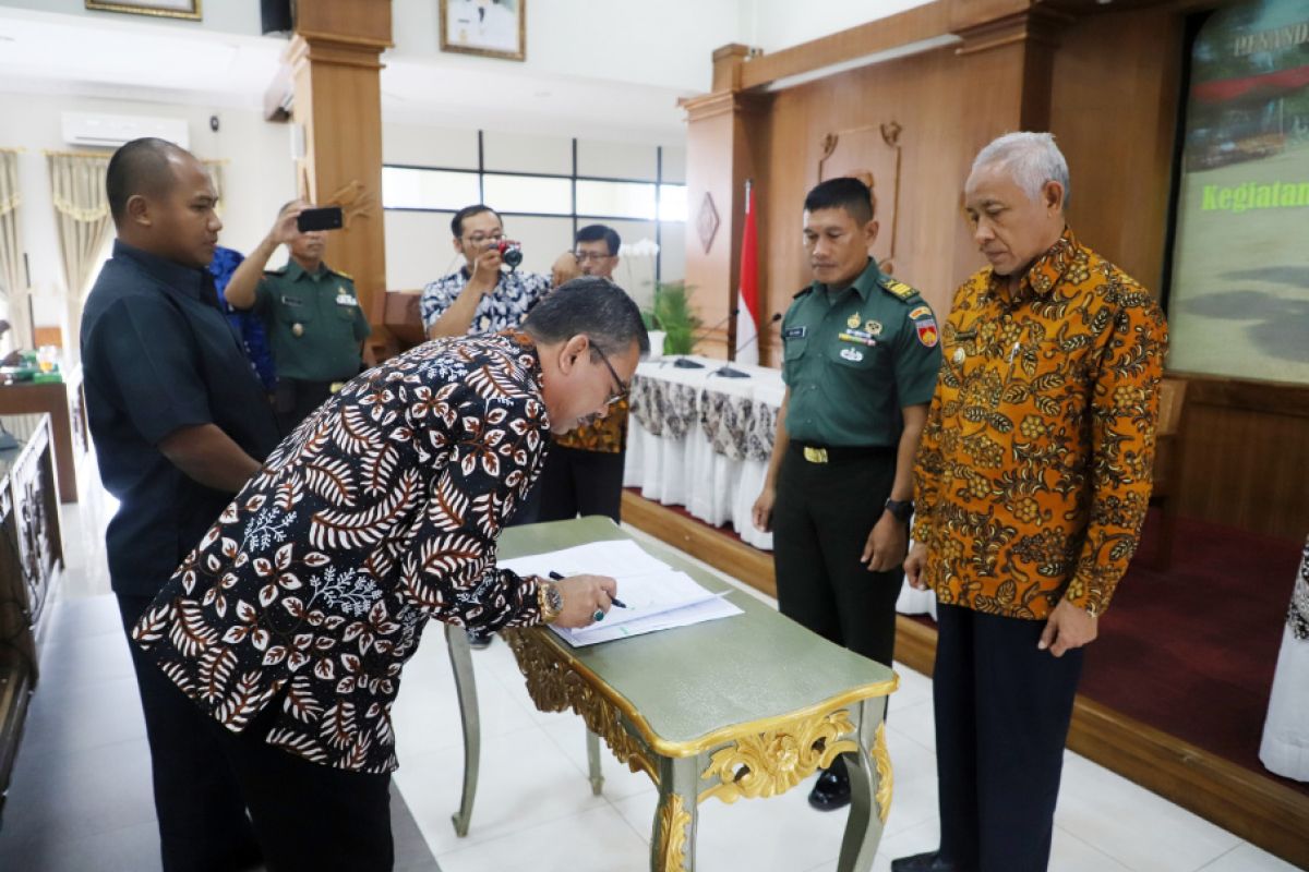 Pemkab Sleman tandatangani hibah untuk TMMD dan Karya Bhakti