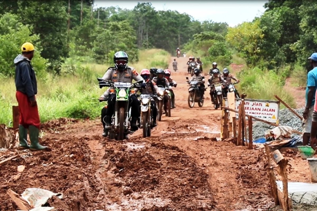 Kapolres Merauke kunjungi Polsek Jagebob gunakan motor