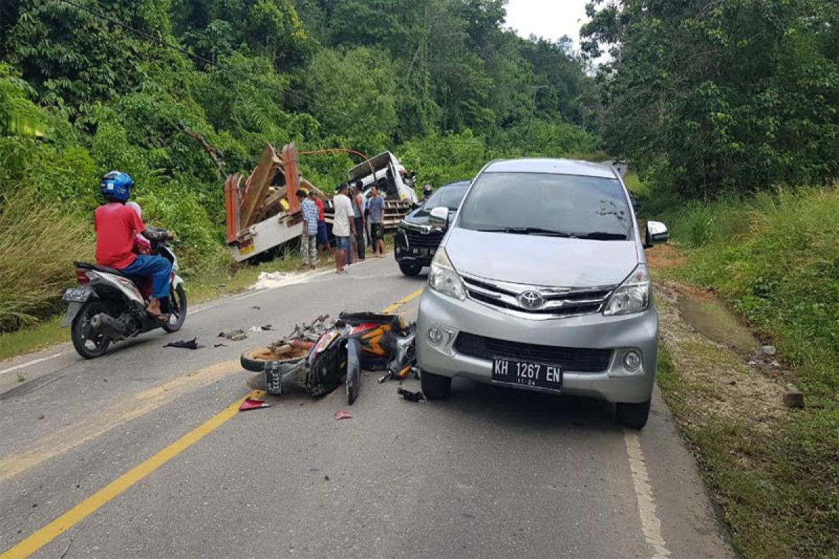 Seorang petani tewas di TKP usai ditabrak truk bermuatan alat berat