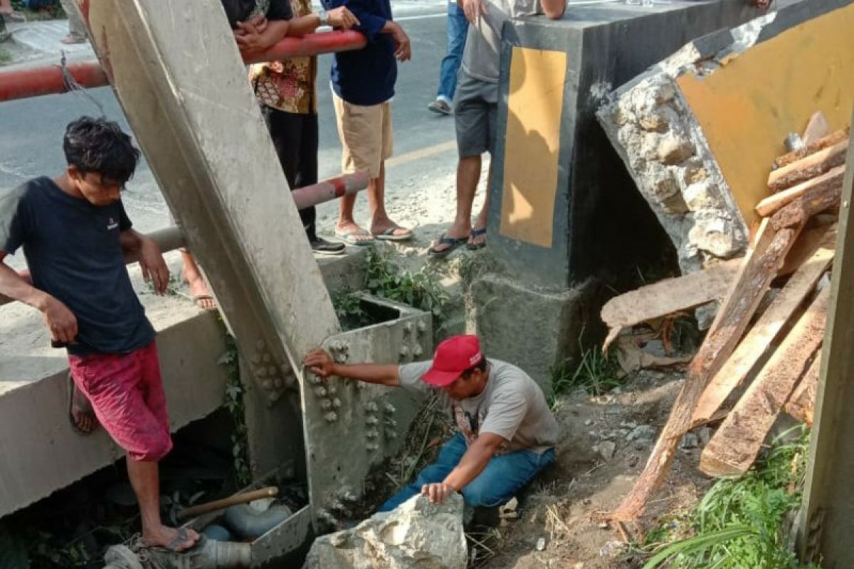 Tiga karyawan PDAM Parapat tertimpa muatan kayu, satu tewas