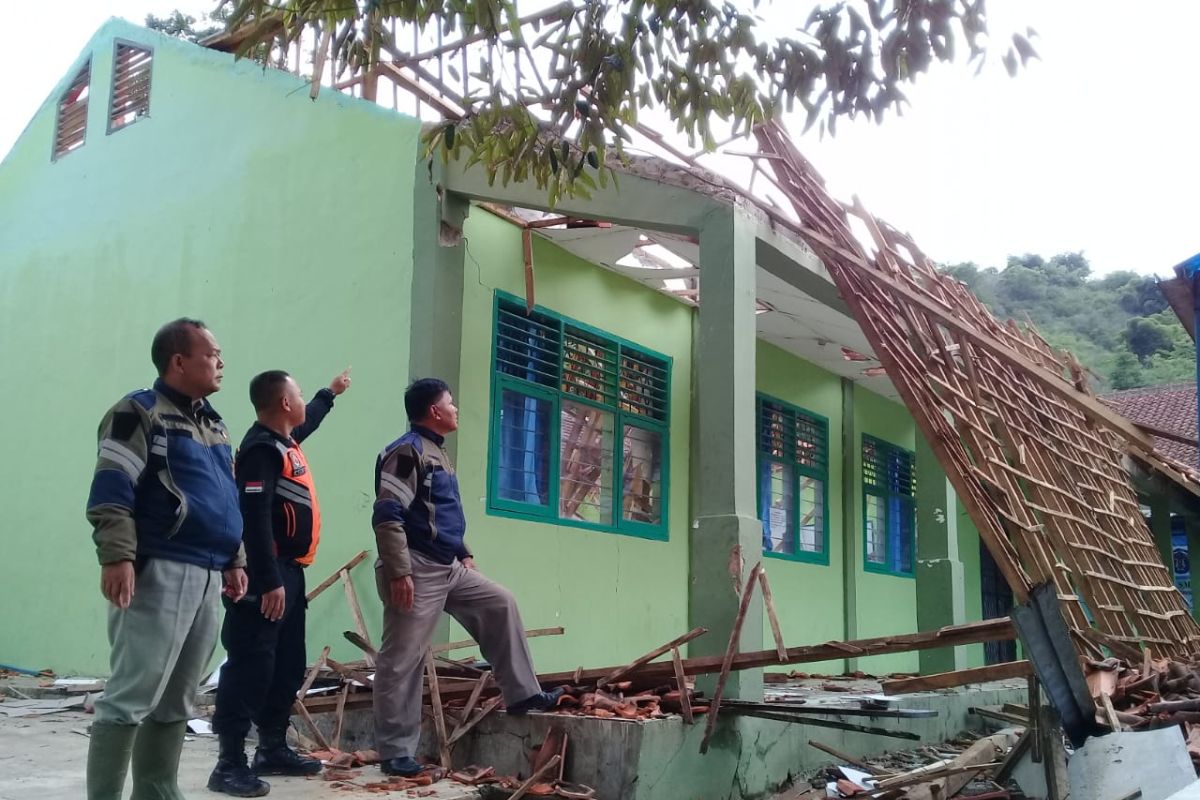 Atap laboratorium SMPN II Gunungguruh Sukabumi ambruk akibat hujan dan angin kencang