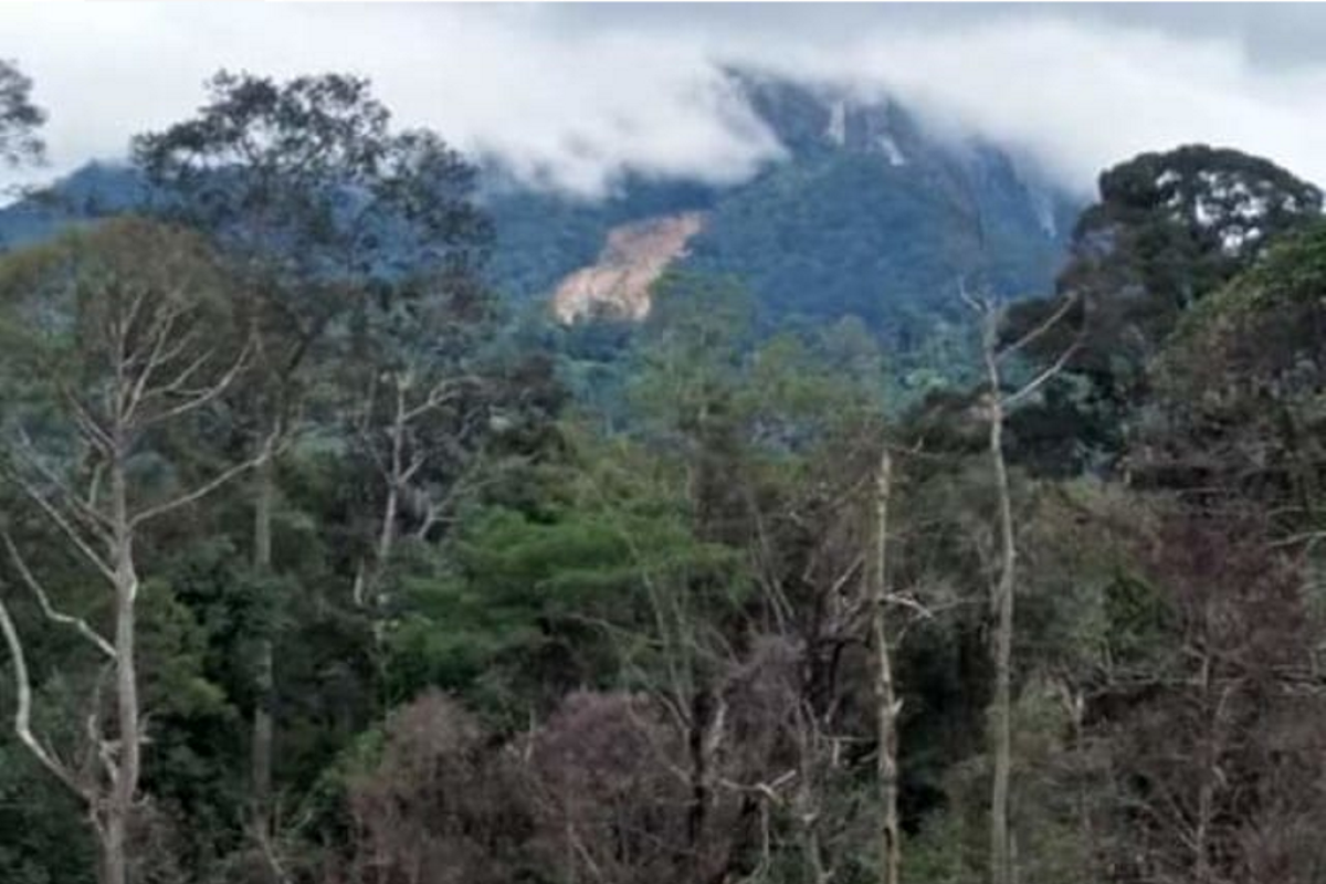 Bukit Momuluk Sintang longsor