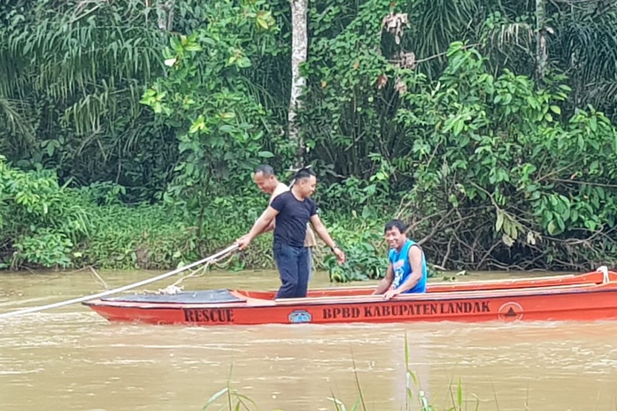 BPBD Landak siapkan perahu di jembatan yang putus akibat banjir