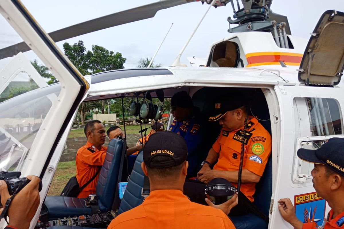 Helikopter Bo 105 milik Polda Babel diturunkan melakukan pencairan nelayan hilang