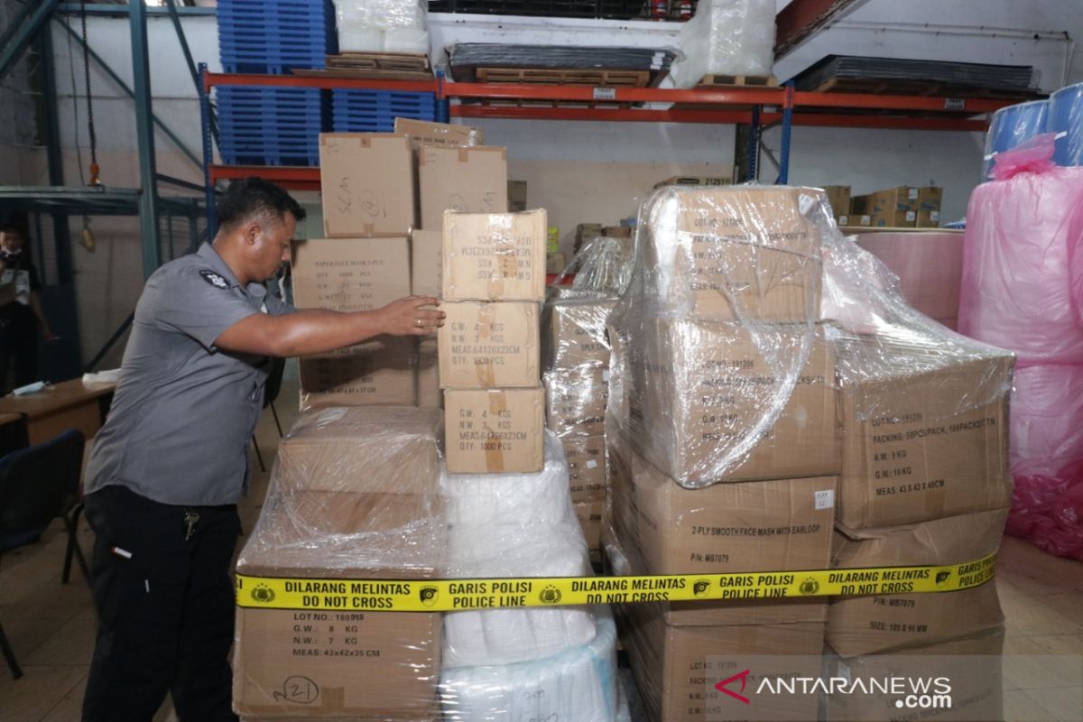 Polda Kepri temukan 6.130 kotak masker ilegal asal China