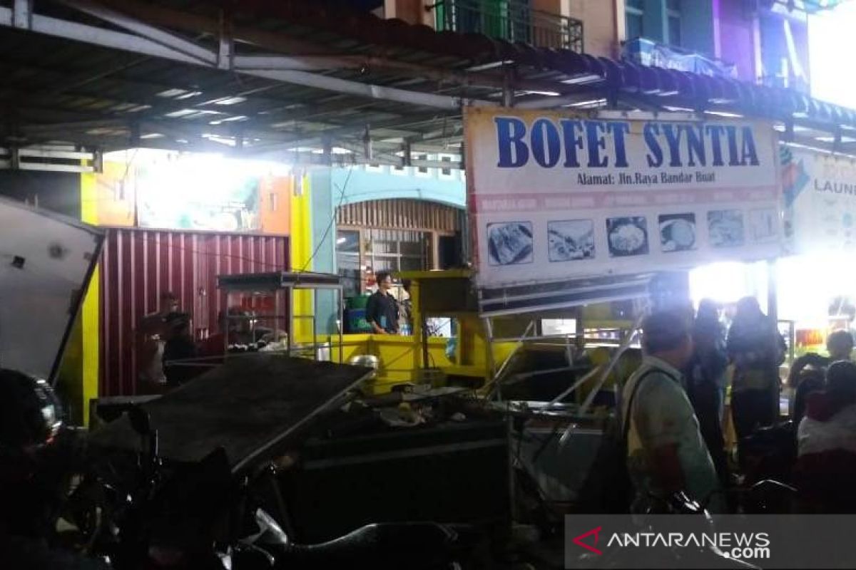 Bofet nasi goreng di Bandar Buat porak poranda di hantam truk, pembeli kocar-kacir (Video)