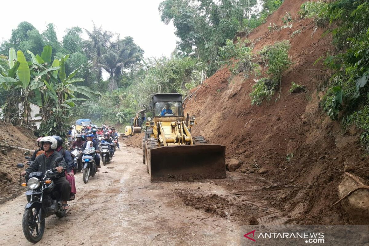 Longsor lagi, jalur selatan Cianjur kembali terputus Kamis siang