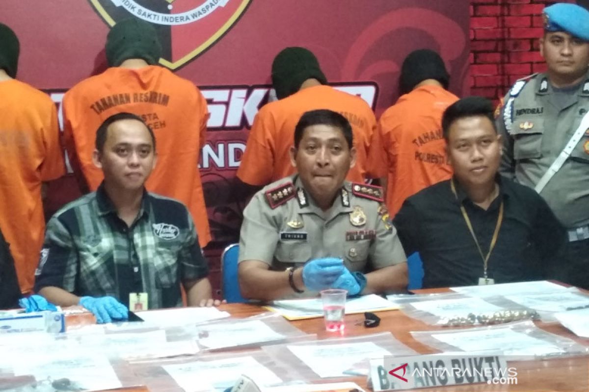 Polisi tangkap komplotan penipuan batu delima palsu