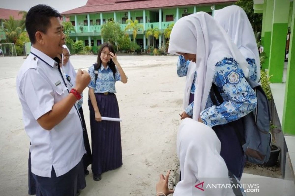 Cegah virus corona, tradisi bersalaman di sekolah dihentikan