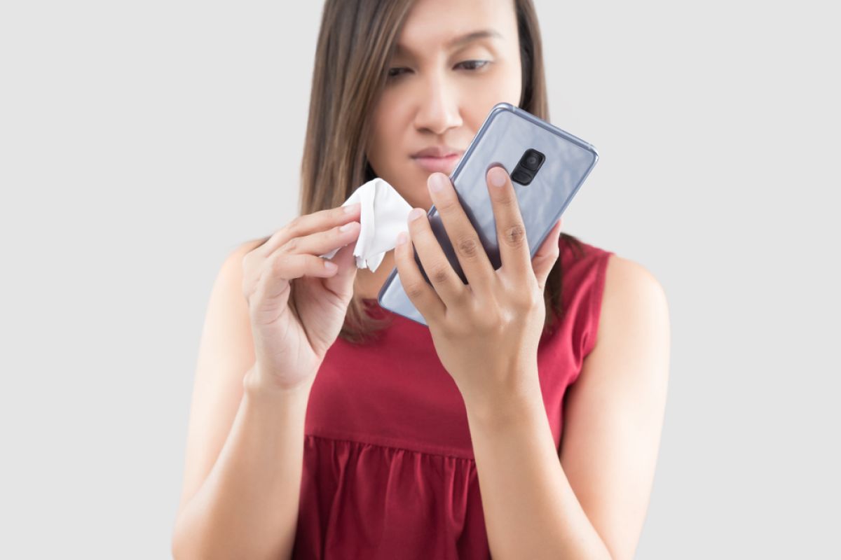 Tips bersihkan ponsel dari kuman dan virus