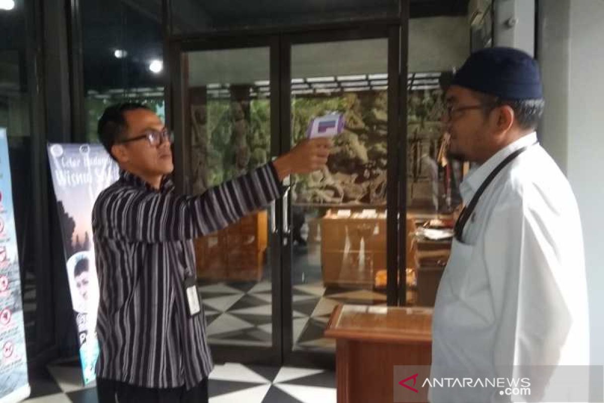 Pengunjung di Candi Borobudur dideteksi dengan pemindai suhu tubuh